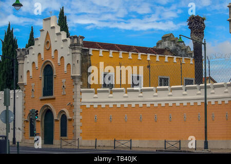 Ancien bâtiment de Lisbonne avec barbelés Banque D'Images