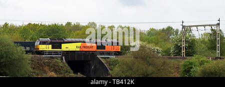 Un GBRF, GB Railfreight, locomotive diesel passant près de Abram Bamfurlong Junction sur la West Coast Main Line tirant un train de wagons de pierre vide. Banque D'Images