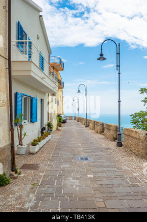 Silvi (Italie) - un petit village perché avec vue sur la mer Adriatique, dans la province de Teramo, Abruzzes. Banque D'Images