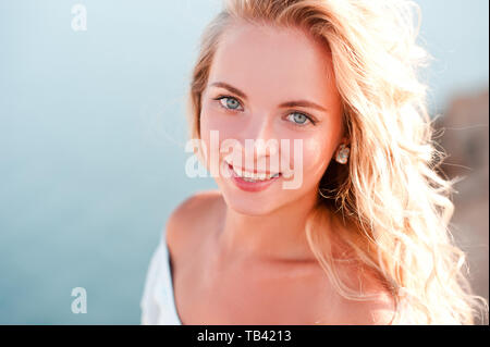 Smiling blonde jeune fille au fond de la mer à l'extérieur. En regardant la caméra. 20s. Banque D'Images