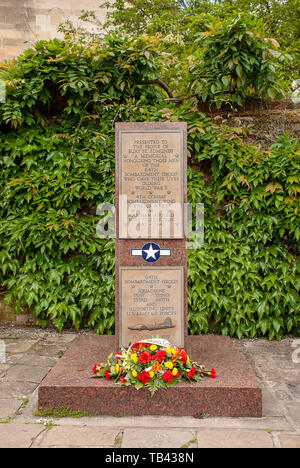 Mémorial à la 94e Groupe de bombardement de l'United States Army Air Force dans les jardins de cathédrale St Edmundsbury, Bury St Edmunds, Suffolk, UK Banque D'Images