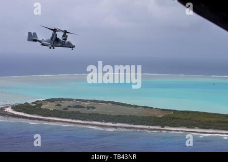 190522-M-EC058-0386 de l'OCÉAN PACIFIQUE (22 mai 2019) Une MV-22 Osprey avec Marine à rotors basculants Support Squadron (VMM) 163 (renforcée), 11e Marine Expeditionary Unit (MEU), vole au-dessus de l'île de Wake. Les Marines et les marins du 11e MEU sont déployés dans le domaine de la 7ème flotte américaine à l'appui des opérations de la stabilité régionale, de rassurer les partenaires et alliés, et maintenir une présence postured à répondre à n'importe quelle crise allant de l'aide humanitaire aux opérations de contingence (U.S. Marine Corps photo par Lance Cpl. Dalton S. Swanbeck) Banque D'Images