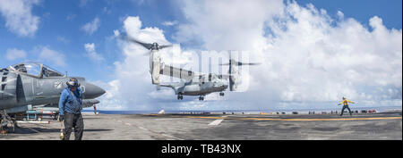 190526-M-EC058-0216 de l'OCÉAN PACIFIQUE (26 mai 2019) un Corps des Marines MV-22 Osprey avec Marine à rotors basculants Support Squadron (VMM) 163 (renforcée), 11e Marine Expeditionary Unit (MEU), fait l'appel sur le navire d'assaut amphibie USS Boxer (DG 4), pendant les opérations de vol. Les Marines et les marins du 11e MEU sont déployés dans le domaine de la 7ème flotte américaine à l'appui des opérations de la stabilité régionale, de rassurer les partenaires et alliés, et maintenir une présence postured à répondre à n'importe quelle crise allant de l'aide humanitaire aux opérations de contingence (U.S. Marine Corps photo illustration par Lance Cpl. Da Banque D'Images