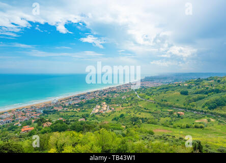 Silvi (Italie) - un petit village perché avec vue sur la mer Adriatique, dans la province de Teramo, Abruzzes. Banque D'Images