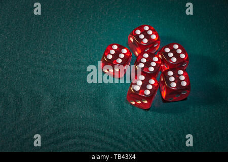 Close-up de plusieurs dés rouge avec différentes combinaisons numériques sur toile verte dans un casino, du concept de gagner Banque D'Images