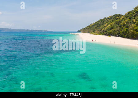Puka Beach. Large plage tropicale avec sable blanc. Belle plage de sable blanc et d'azur de l'eau sur l'île de Boracay, Philippines, vue du dessus. Les touristes se détendre sur la plage. Banque D'Images