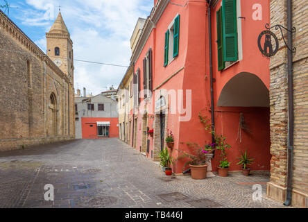 Silvi (Italie) - un petit village perché avec vue sur la mer Adriatique, dans la province de Teramo, Abruzzes. Banque D'Images