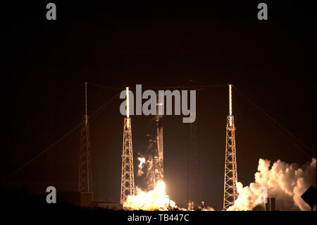 Un SpaceX Falcon 9 lancements de fusées à Starlink aérienne de Cap Canaveral, en Floride le 23 mai 2019. La mission de Starlink, 60 mettre des satellites en orbite et vise à construire une des constellations de satellites pour apporter l'internet à des zones qui n'ont pas ou ont peu d'internet. (U.S. Photo de l'Armée de l'air par Maggie NEF) Banque D'Images