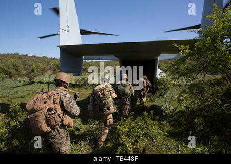 Les Marines américains avec des Groupe Force-Crisis Response-Africa air-sol marin 19.2, Forces maritimes de l'Europe et l'Afrique, et les membres de l'administration militaire italienne un U.S. Marine Corps MV-22B Osprey lors d'une répétition raid durant l'exercice Joint Stars 2019 à la gamme Perdas en Sardaigne, Italie, le 24 mai 2019. Étoiles 2019 mixte est un exercice d'entraînement bilatéral entre les forces armées italiennes et les Marines américains. SPMAGTF-CR-AF est déployée pour effectuer d'intervention en cas de crise et le théâtre des opérations de la sécurité en Afrique et de promouvoir la stabilité régionale en effectuant des exercices de formation militaire t Banque D'Images