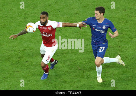 Alexandre Lacazette d'Arsenal (à gauche) et de Chelsea's Andreas Christensen bataille pour la balle au cours de l'UEFA Europa League au Stade Olympique, Baku, Azerbaïdjan. Banque D'Images