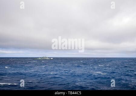 190527-N-QR145-070 OCÉAN ATLANTIQUE (27 mai 2019) - La Marine Portugaise Vasco da Gama-classe frégate NRP Corte-Real (F 332) les transits de l'océan Atlantique au cours d'un exercice maritime bilatéral 27 Mai, 2019. Ross, l'avant-déployé à Rota, en Espagne, est sur sa huitième patrouille dans la sixième flotte américaine zone d'opérations à l'appui de la sécurité nationale des États-Unis en Europe et en Afrique. (U.S. Photo par marine Spécialiste de la communication de masse 2e classe Krystina Coffey/libérés) Banque D'Images