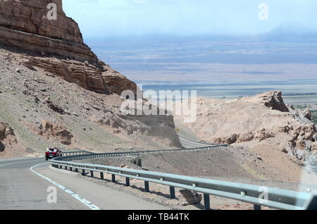 La route sinueuse DANS LE DÉSERT D'ATACAMA, AU CHILI. Banque D'Images