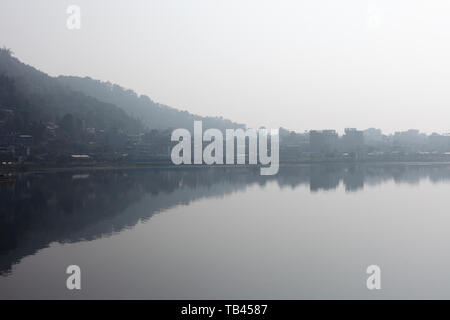 Compte tenu de la silhouette au bord du lac de Pokhara et de district du Lac Fewa (TAL) Banque D'Images