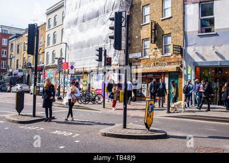 Shoreditch, London, England, UK - Avril 2019 : personnes à pied et traverser la route sur Redchurch Street près de Brick Lane, East London Shoreditch Banque D'Images