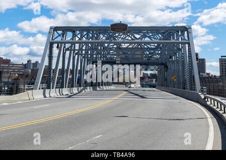 Regardant vers l'Est de l'autre côté de la rue145Th pont menant de la Bronx à Harlem dans upper Manhattan Banque D'Images