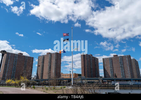 Projets d'habitations sur NYC 145e Rue et Malcolm X Boulevard dans Harlem vu depuis le Bronx, New York City, USA Banque D'Images