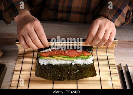 Portrait de savoureux rouleaux de sushi à table Banque D'Images