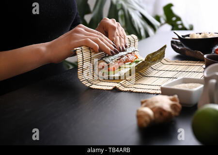 Portrait de savoureux rouleaux de sushi à table Banque D'Images