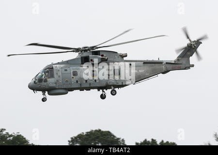 La Royal Navy AgustaWestland Merlin HM2 atterrit à Mont-de-Marsan Air Base au cours de l'exercice OTAN Tiger Meet 2019 Banque D'Images