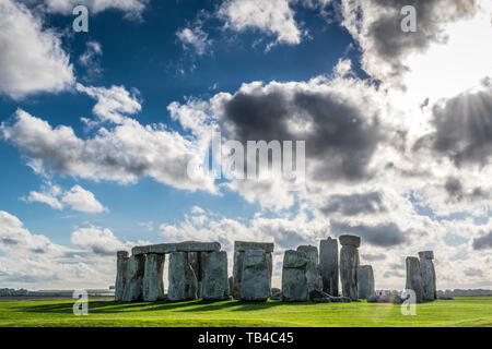 Stonehenge avec nuages lumineux sur un jour d'été Banque D'Images