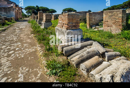 Des fragments de colonnes dans les ruines du site archéologique de la ville romaine d'Ostia Antica, l'ancien port de la ville de Rome, Province de Banque D'Images