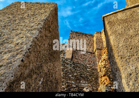 D'imposants murs de pierre de l'ancien fort Muttrah à Muscat, Oman. Vue de dessous. Banque D'Images