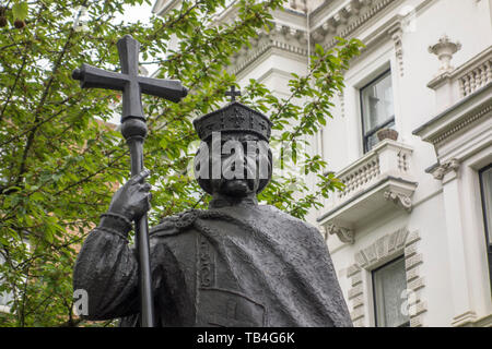 Statue en bronze de Saint Vladimir, dirigeant de l'Ukraine, par le sculpteur Leo Mol près de l'ambassade d'Ukraine, Holland Park, London, UK Banque D'Images