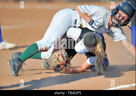 Runner interdit tout en prenant contact avec le troisième but adverse. USA Banque D'Images