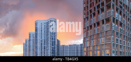 Condo moderne avec d'immenses fenêtres des bâtiments. Nouveau appartement moderne télévision immobilier concept. Résidentiel Accueil Équipements de plein air Banque D'Images