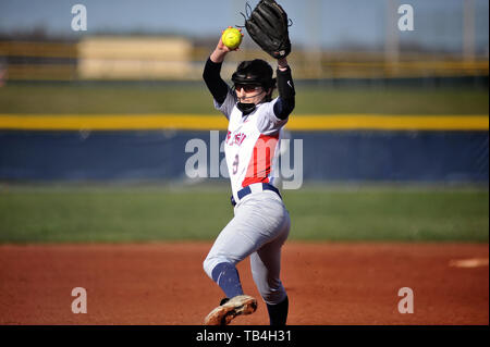 Pitcher dans le cercle de la prestation d'un pitch pour un frappeur du nord en attente. USA. Banque D'Images