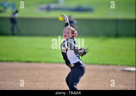 Pitcher dans le cercle de la prestation d'un pitch pour un frappeur du nord en attente. USA. Banque D'Images