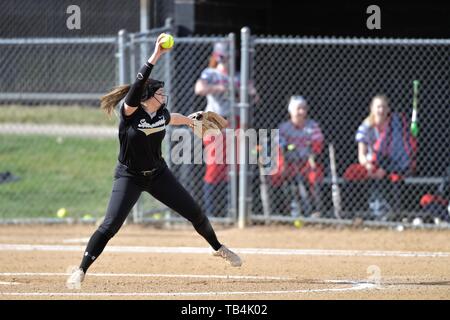 Pitcher dans le cercle de la prestation d'un pitch pour un frappeur du nord en attente. USA. Banque D'Images
