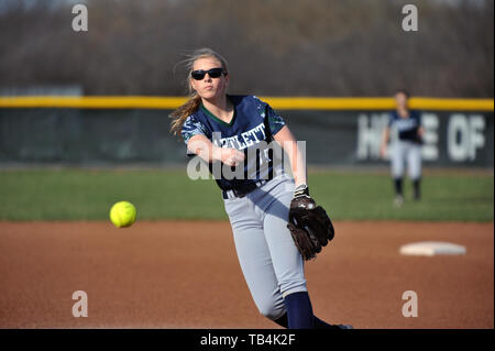 Pitcher dans le cercle de la prestation d'un pitch pour un frappeur du nord en attente. USA. Banque D'Images
