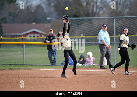 Le deuxième but de faire une capture d'un infield fly ball pop. USA. Banque D'Images