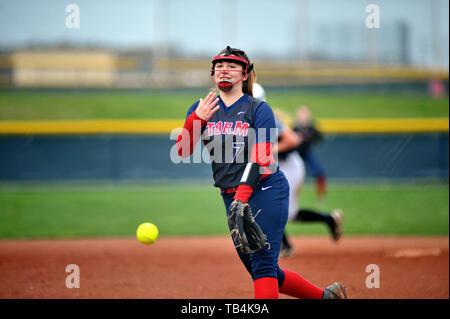 Pitcher dans le cercle de la prestation d'un pitch pour un frappeur du nord en attente. USA. Banque D'Images
