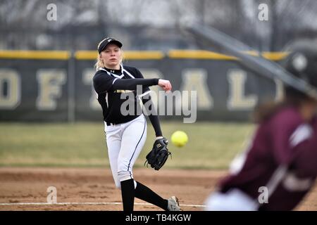 Pitcher dans le cercle de la prestation d'un pitch pour un frappeur du nord en attente. USA. Banque D'Images