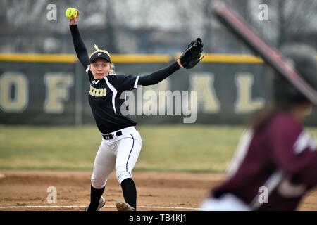 Pitcher dans le cercle de la prestation d'un pitch pour un frappeur du nord en attente. USA. Banque D'Images