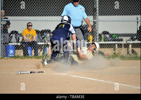 Catcher faire un tag une base runner c'est tenter de marquer. USA. Banque D'Images