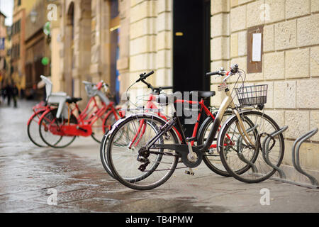 Les vélos garés sur les belles rues médiévales de Lucques, ville connue pour sa ville de l'époque Renaissance intacts les murs, Toscane, Italie. Banque D'Images