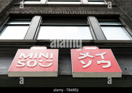 Un logo affiche à l'extérieur d'un Miniso store à Montréal, Québec, Canada, le 21 avril 2019. Banque D'Images