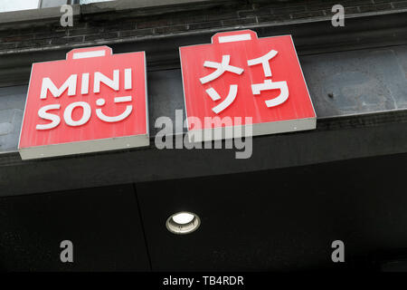 Un logo affiche à l'extérieur d'un Miniso store à Montréal, Québec, Canada, le 21 avril 2019. Banque D'Images