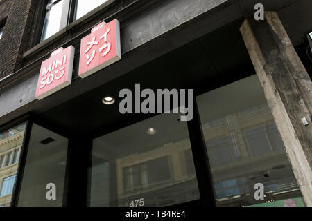 Un logo affiche à l'extérieur d'un Miniso store à Montréal, Québec, Canada, le 21 avril 2019. Banque D'Images