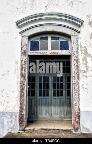 Porte avant de Sao Joaquim l'Église mère. Garopaba, Santa Catarina, Brésil. Banque D'Images