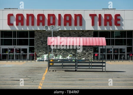 Un logo affiche à l'extérieur d'un magasin Canadian Tire à Montréal, Québec, Canada, le 21 avril 2019. Banque D'Images