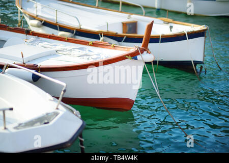 Les petits yachts et bateaux de pêche au port de plaisance de Porto Venere, ville située dans la province de La Spezia en Ligurie, une partie de la Riviera italienne, l'Italie. Banque D'Images