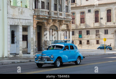 La Havane, Cuba - une voiture américaine sur le Malecón road face à la baie de La Havane. Classic voitures américaines des années 50, importées avant l'embargo américain, sont pers Banque D'Images