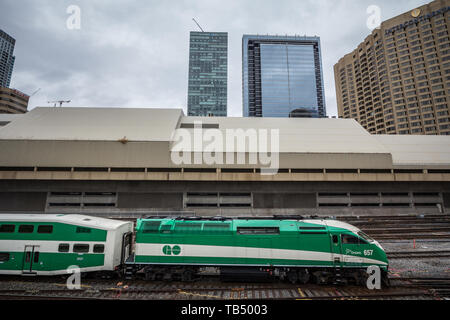 TORONTO, CANADA - 13 NOVEMBRE 2018 : Go Transit train quittant la gare Union avec gratte-ciel en arrière-plan. Go Transit est le système de transport en commun Banque D'Images