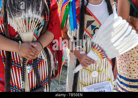 Danseurs aborigènes à la cérémonie de l'entrée principale, entrant dans le Beaver Dome.Powwow de la nation Tsuut'ina Banque D'Images