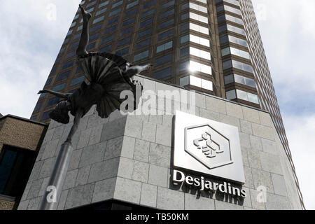 Un logo affiche à l'extérieur d'un établissement occupé par le Groupe Desjardins à Montréal, Québec, Canada, le 21 avril 2019. Banque D'Images