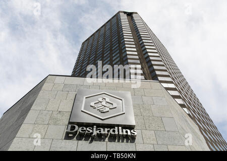 Un logo affiche à l'extérieur d'un établissement occupé par le Groupe Desjardins à Montréal, Québec, Canada, le 21 avril 2019. Banque D'Images